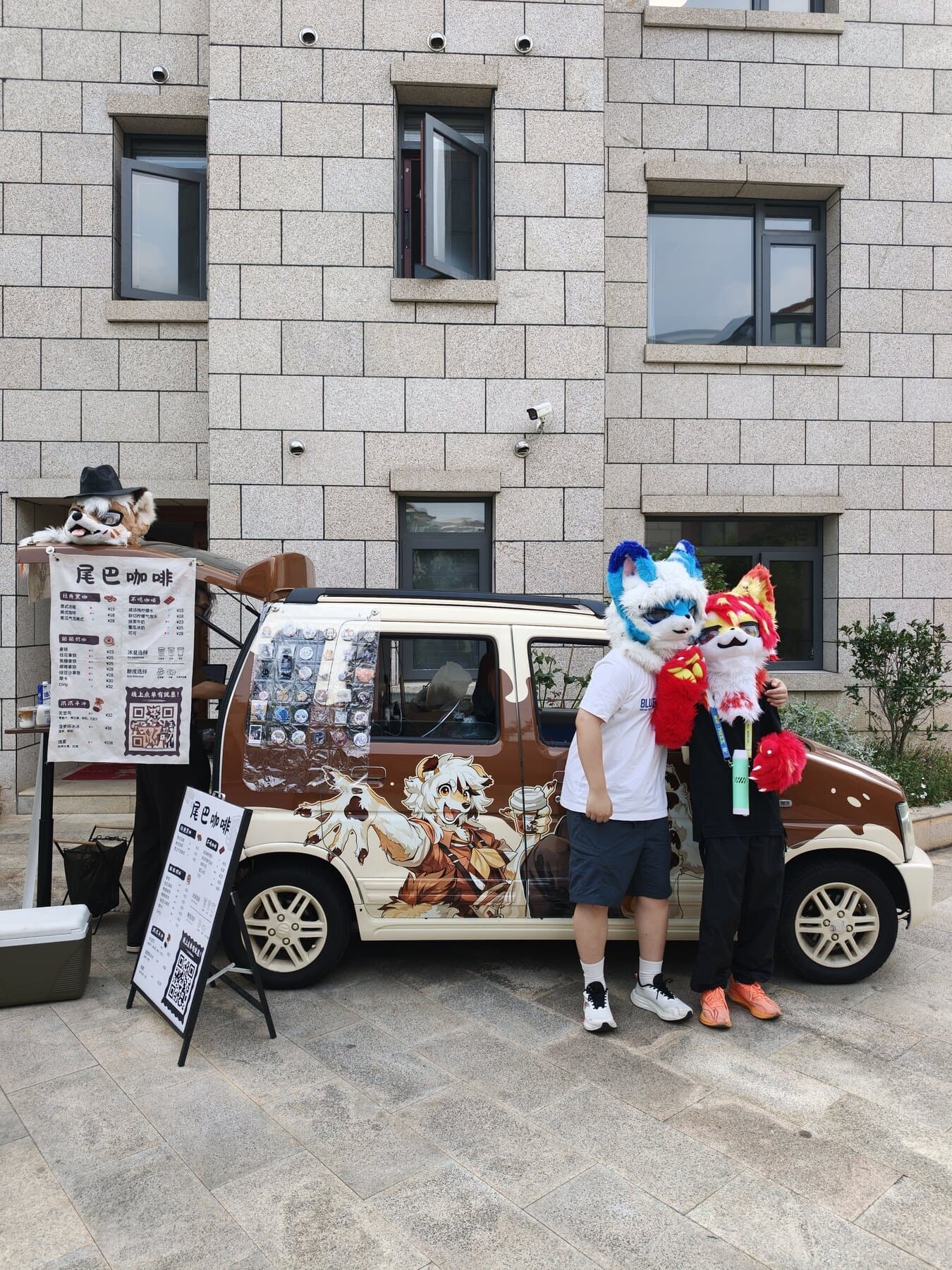 尾巴咖啡车合影